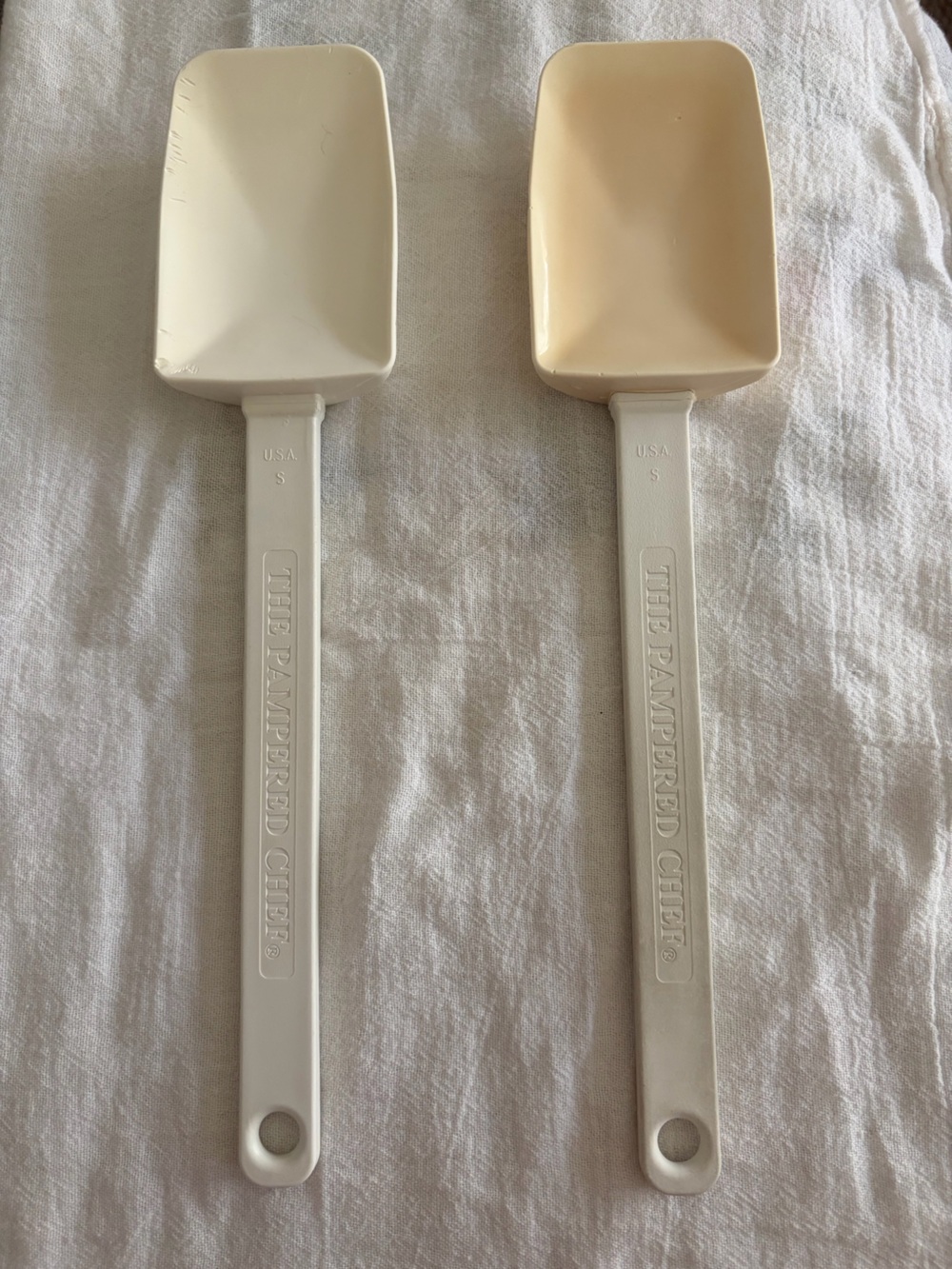 Lot of 2 vintage pampered chef mix ‘N scraper spatulas white heavy duty